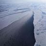 北極の氷山に亀裂が…　観測史上初の異常事態へ