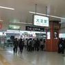 【画像】大宮駅 埼京線の階段下が水浸し　トイレから水が大量に出てきてウンコ水まみれ？→酔っ払いでした