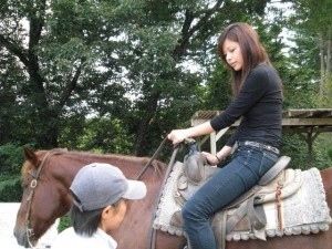 乗馬をしている女性画像