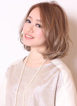 春の髪色はヌーディーベージュで抜け感のあるヘアーに おにぎりまとめ