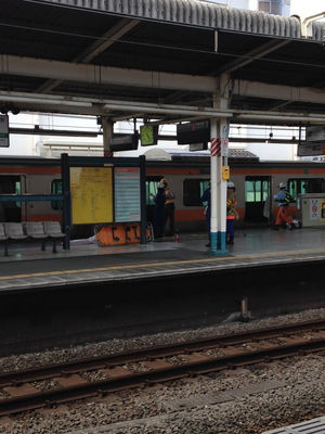中央線 快速 阿佐ヶ谷駅で人身事故 何かを踏む音して運転席の窓ガラス割れてる 7 6 おにぎりまとめ