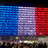 テロに負けるな！…世界の建造物がフランス国旗にライトアップされた
