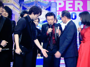 嵐 櫻井翔くんの センターへ と桑田佳祐さんを誘導する気配りに感動するファン続出 おにぎりまとめ 嵐 櫻井翔くんの センターへ と桑田佳祐さんを誘導する気配りに感動するファン続出 おにぎりまとめ